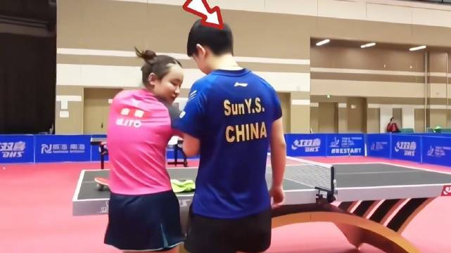 伊藤美诚主动赠孙颖莎饭团，国乒互动展现赛场温情