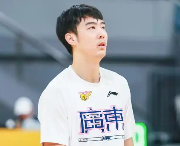 不回广东宏远，将回归CBA，打了1年野球，张明池赚到多少钱？