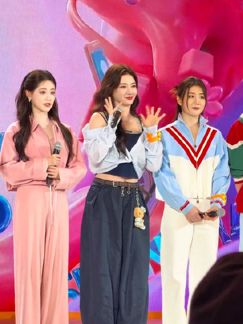 祝绪丹Bambi 亮相上海，春日穿搭明媚元气！美女们同框互动状态好好