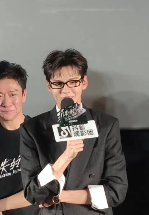 毕雯珺现在怎么和向佐这么像，笑起来更像了，他的脸发生了什么