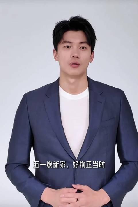 什么特效都不加的版本看起来顺眼多了 原相机直出就是最帅的