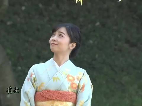 佳子美得令人屏息，她内心是否渴望挣脱束缚、拥抱自由？