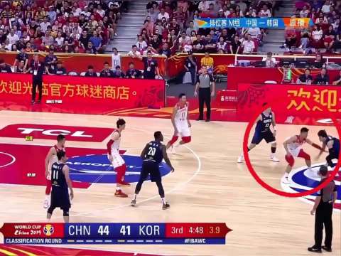 赵睿不断冲锋，整个第三节中国队打的全都是气势球， 但比分依旧没能拉开！