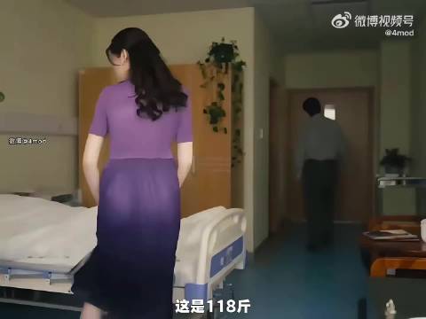 碎花衫旧布鞋，她一个眼神就把年代感演活了