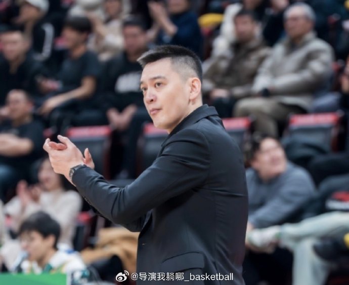 辽宁男篮主教练杨鸣赛后如何总结球队第二场大比分失利的原因？