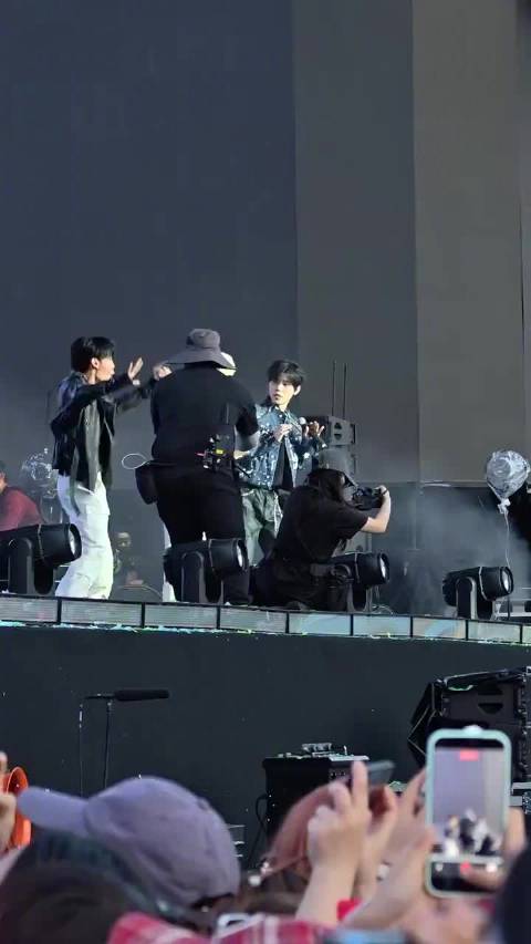 王赫野颜人中王翊恩五一限定男团舞台随性引热议
