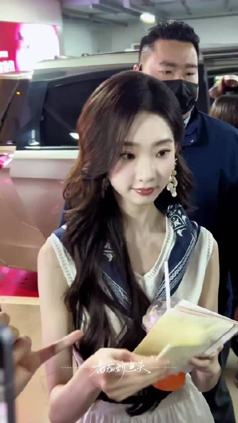 张艺凡真的太可爱了，一直笑眯眯的，好治愈，还特地来拿信