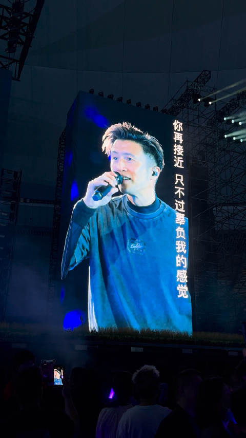 谢霆锋成都演唱会献唱《香水》