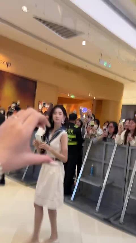 张艺凡与小猫互动温柔有耐心，离开时一步三回头