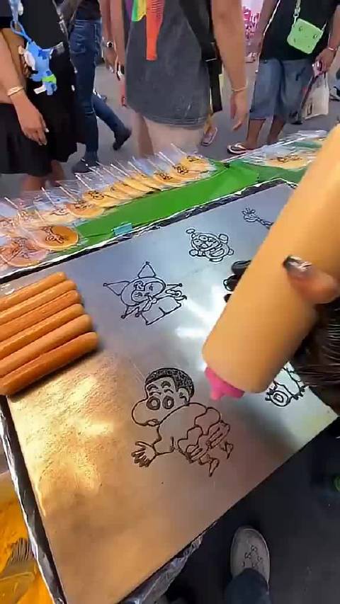 来个蜡笔小新煎饼热狗