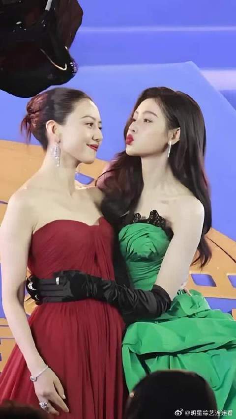 高圆圆扶差点摔倒的张天爱一起上楼梯