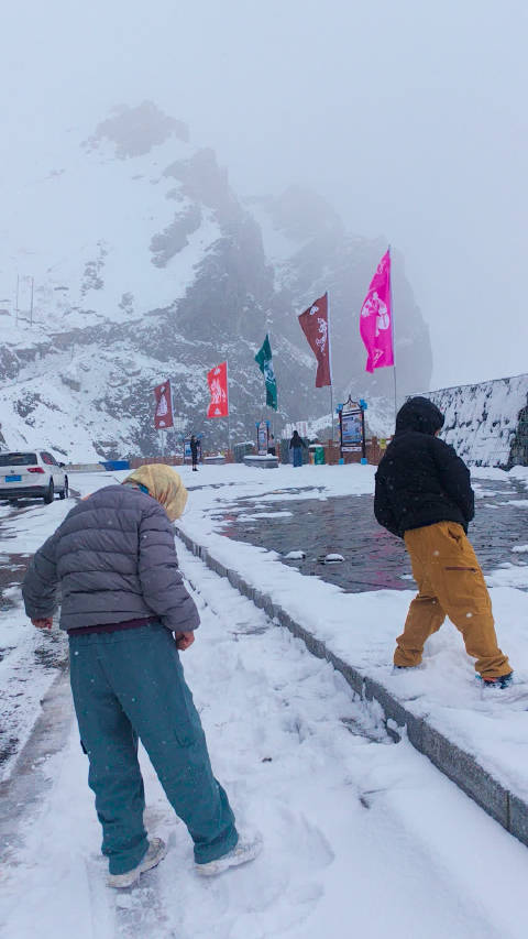 213国道最后下暴雪，太美了， 哈尔滨续航成功 跟苏苏一起开心游玩呀