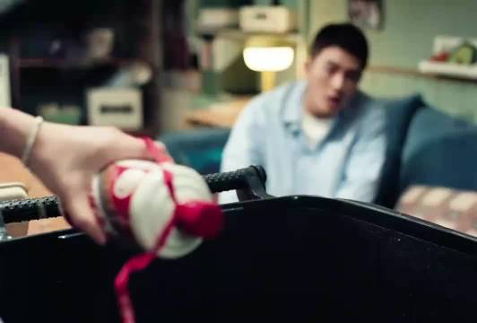 男孩奖杯被女孩锤坏，感情破裂无法挽回