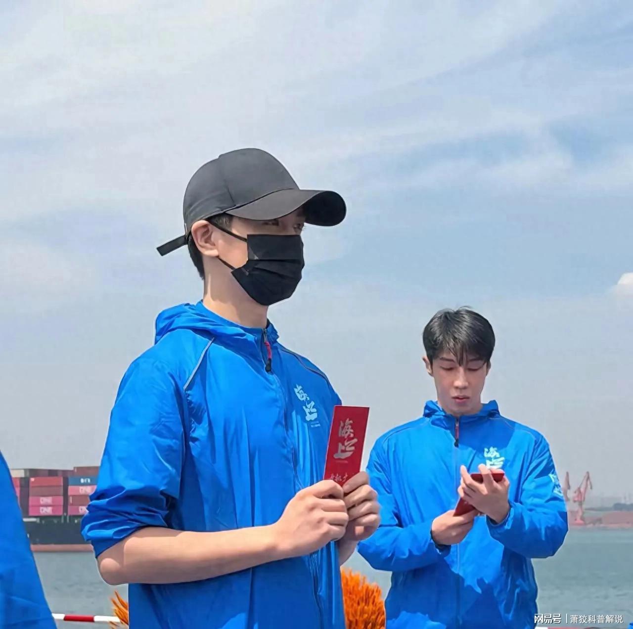 陈晓亮相青岛开机!一头清爽短发整个人干净利落少年感扑面而来|古装|宋轶|星光大赏|男神|短发|陈晓|青岛