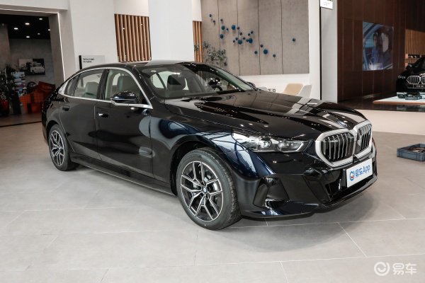 手握36.80万怒提宝马i5 宝马中大型车