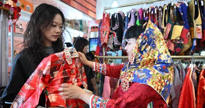 福建惠安开启“惠女繁花嘉年华” 渔家霓裳焕新彩