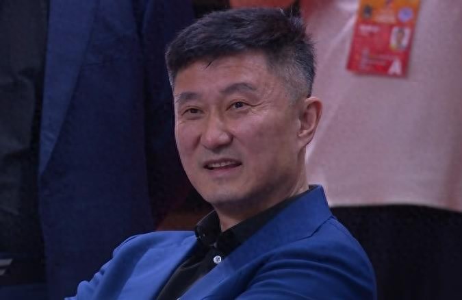 生死战！胡明轩爆发打脸黑子，广东男篮占得先机，广州队失误不断