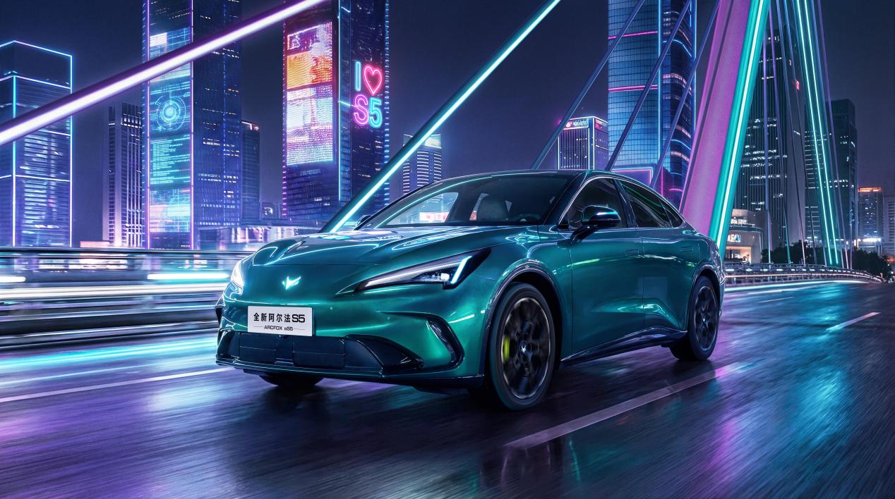 极狐全新阿尔法S5预售补贴价11.28万起  定位AI高性能宽体轿跑