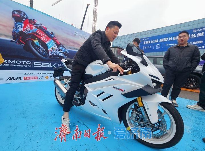 赛道荣耀闪耀车展现场  张雪机车亮相2026齐鲁春季车展