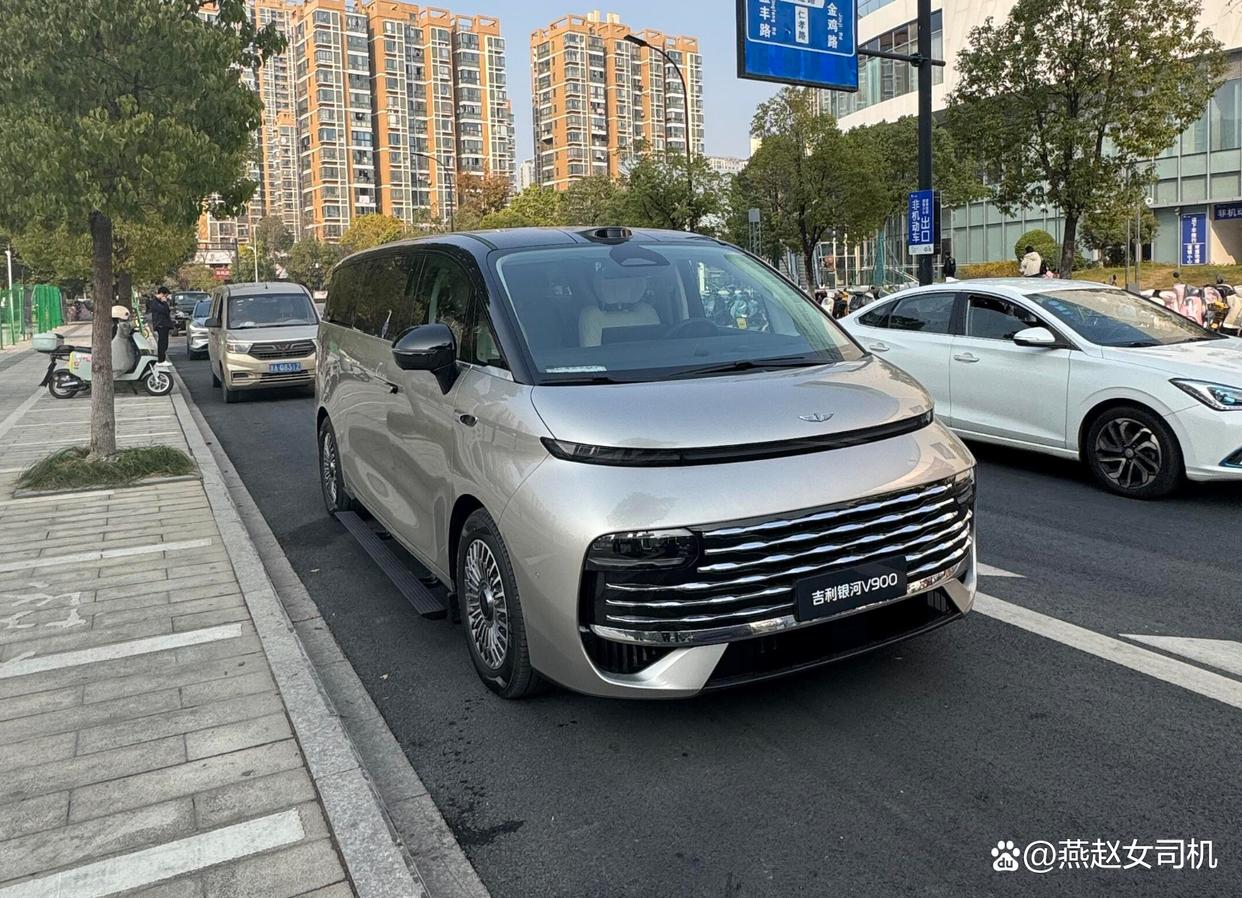吉利银河V900现身街头,长近5米4+6/7/8座,配462马力+魔毯悬架