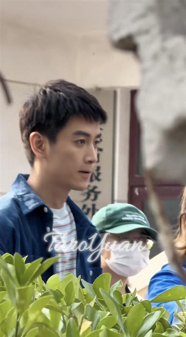 陈晓拍戏被偶遇，这样有肉点很帅气还清爽，之前太瘦反而不好看!_新闻