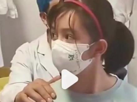 混血女孩按摩放松 医院趣事 这也太心疼了吧 又心疼又好笑的瞬间 混血女孩 正骨推拿