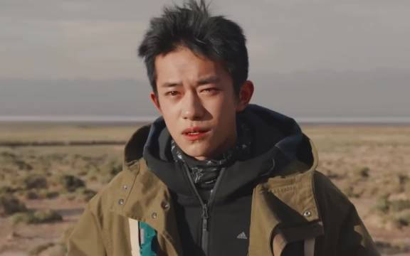 易烊千玺演技获赞低调专注显魅力