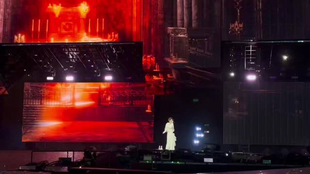 张真源演唱会递话筒粉丝回应爱