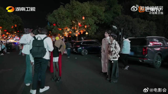 考核现场的快乐担当非他俩莫属，安安静静观战根本做不到