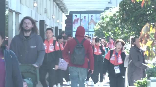 伦敦世乒赛日本队入场，中泽锐带队张本美和紧随