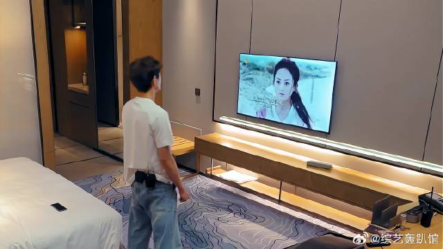 林更新综艺看楚乔传，这哪在自拍，分明在想颖宝！