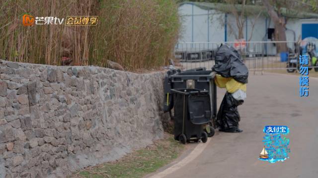 沈月垃圾袋伪装躲藏被赞天才