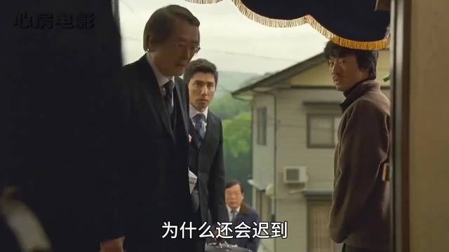 入殓师轻柔动作守护逝者最后尊严