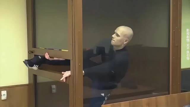 “嫌犯在法庭上越狱，把法警都搞懵了哈哈哈”