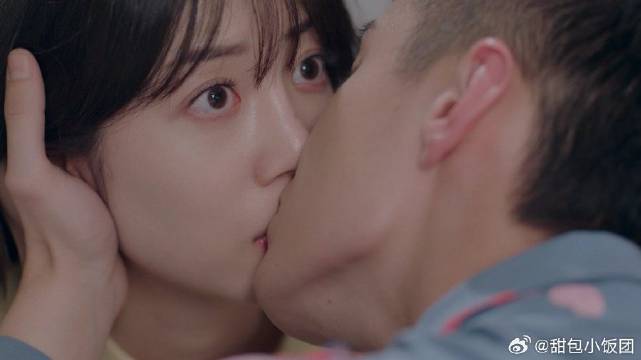 李溪芮何与片场互动涂口红戏份引关注