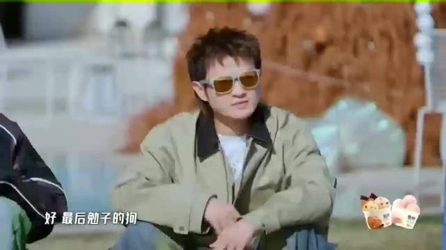 王勉警告黄毛狗远离女儿，现场黄毛狗集体看过来