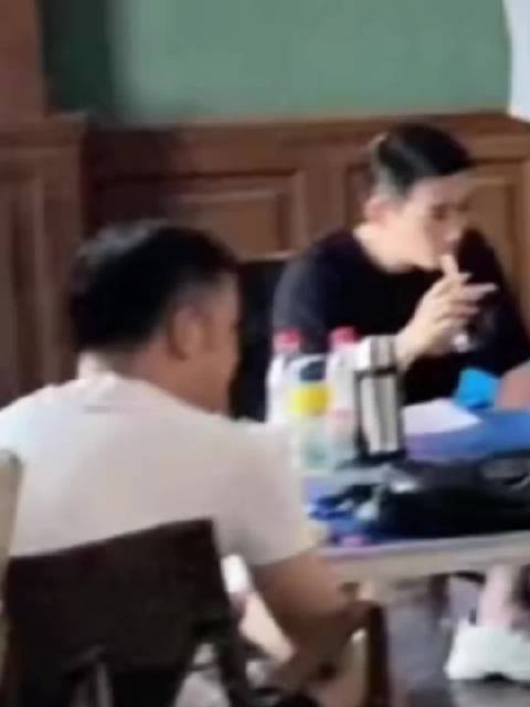 这个花絮没印象诶 我也拿起了旁边的水杯 朱一龙