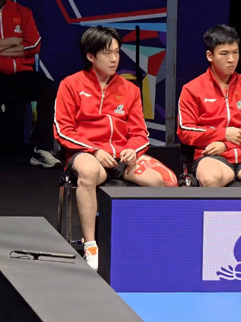 头头就这样默默起身热身 澳门演唱会应援团