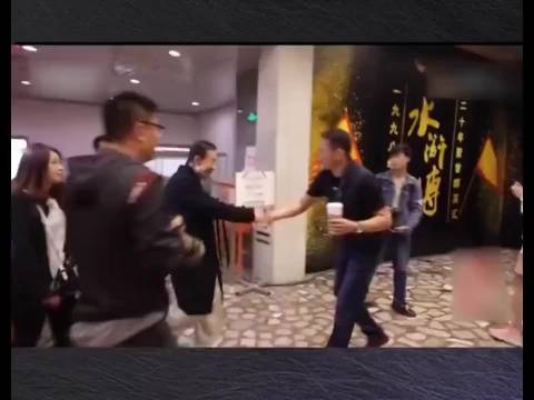 李雪健与水浒传演员们相聚，一声哥哥满是感慨，您来了咱就齐了！
