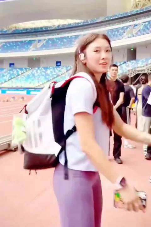 吴艳妮赛前小动作被摄影师抓拍