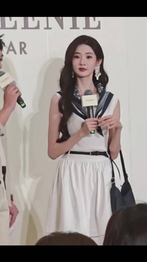 张艺凡上班途中逗猫互动显亲和