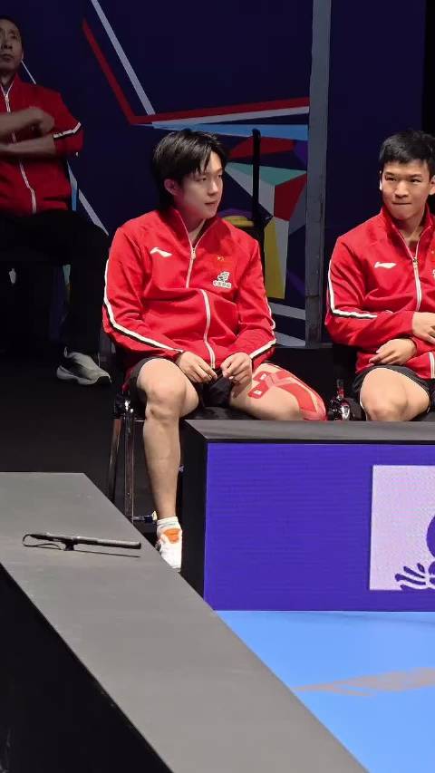 哈哈哈宝宝看似是去热身了实际上是没招了 澳门演唱会应援团