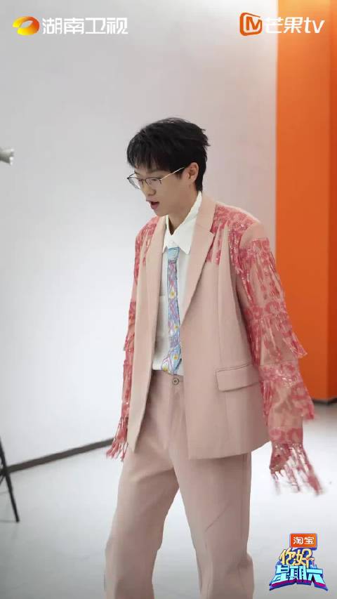 李飞跳时代少年团新歌《刺》，手脚脸忙引期待