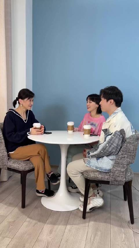 papi酱幽默演绎初次见好友对象尴尬瞬间