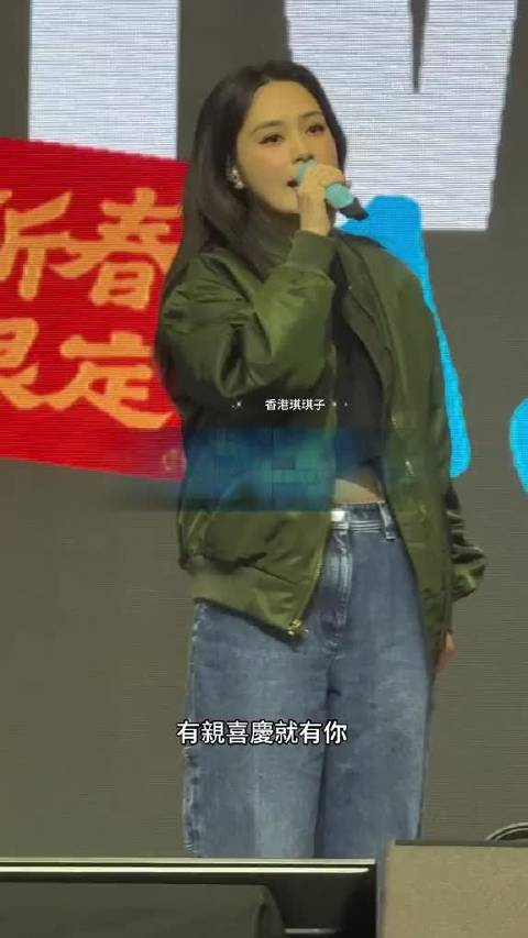 Twins情人节献唱《你最红》，阿娇休闲装登台气场全开