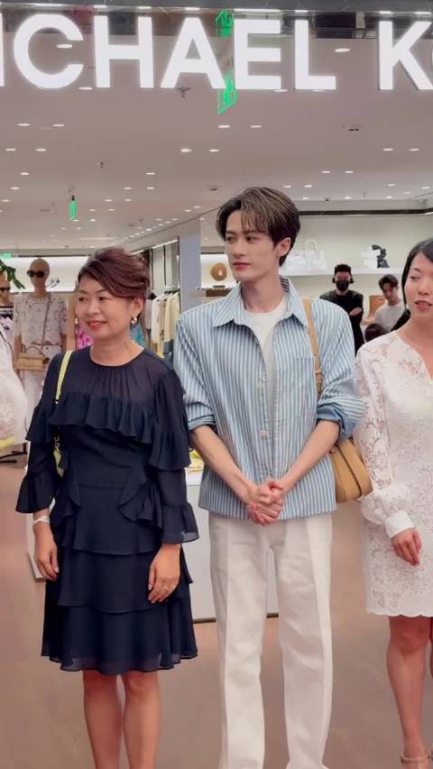 孟子义活动现场站错位尴尬脸红，檀健次淡定旁观