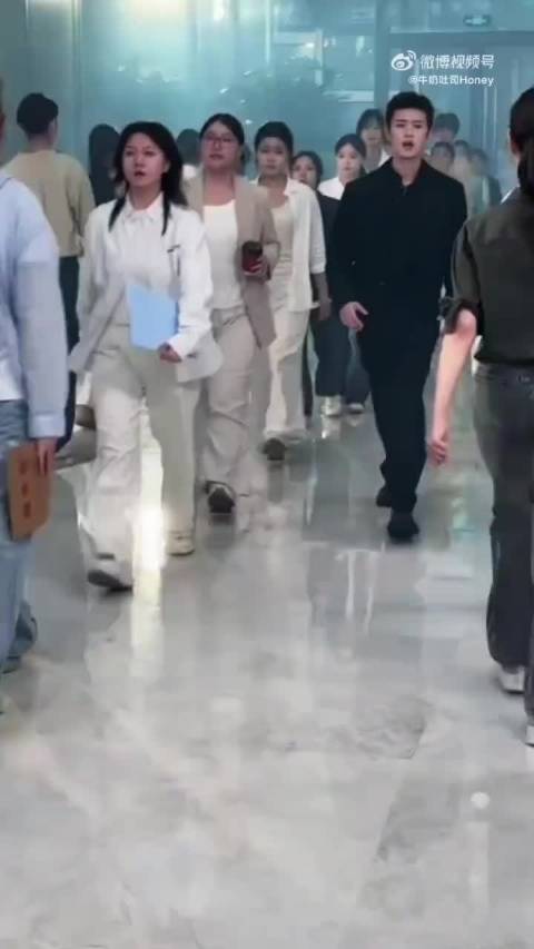 任嘉伦央视五一节目路透 好长一条啊！又帅又正的国超