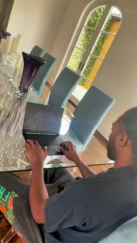 当爹不容易，这把年纪了，竟然接开游戏的广告，你看他手指动了吗