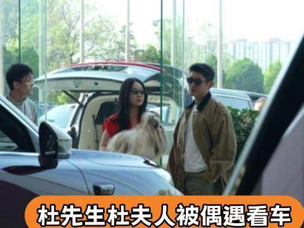 杜江与霍思燕携手现身车展现场，温情瞬间悄然定格