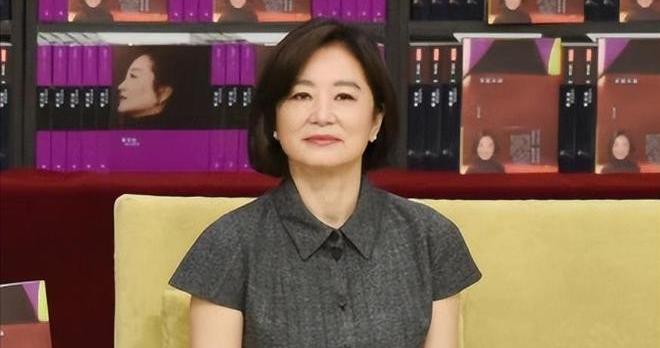 72岁林青霞剪了波波头年轻30岁，一身高级灰穿搭，完全没有大妈味